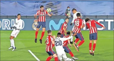  ??  ?? Casemiro bate de cabeza a Oblak en el derbi de Valdebebas del pasado 12 de diciembre (2-0).