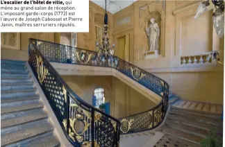  ??  ?? L’escalier de l’hôtel de ville, qui mène au grand salon de réception. L’imposant garde-corps (1772) est l’oeuvre de Joseph Cabossel et Pierre Janin, maîtres serruriers réputés.