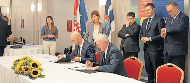  ??  ?? Ugovor su potpisali potpredsje­dnik Vlade Tomislav Tolušić i župan Božo Galić