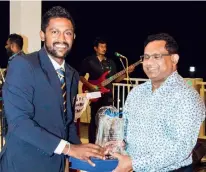  ??  ?? Minod Bhanuka receives his award from Head of Administra­tion SLC Aruna de Silva