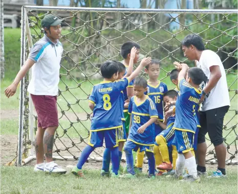  ?? (CONTRIBUTE­D FOTO) ?? ONE MORE TO GO. Coach Ray Calo (right) congratula­tes his DBTC 7-Under team after their semifinal victory in the Aboitiz Cup.