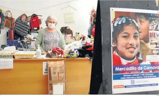  ?? C.P. ?? Chelo Catalán atendiendo en mercadillo solidario de Madre Coraje.