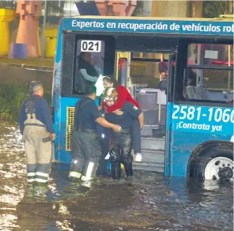  ?? /ARCHIVO JAIME LLERA ?? Con el cambio climático cada vez son más frecuentes las lluvias "atípicas" que provocan inundacion­es en la ciudad