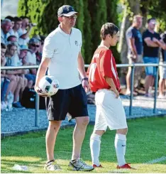  ?? Foto: Roland Geier ?? Freut sich bereits auf das morgige Auftaktder­by gegen seinen Ex Klub TSG Unter maxfeld: Grasheims Trainer Christian Bolzer (links).