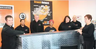  ?? Photo: Alida de Beer ?? The friendly staff of the newly opened Car Service City George franchise at Paddagat, from left: Johan van Rensburg, Bevin Prinsloo, Ronnie Oschmaan (manager), Mavis Mtatasi, Thelma Oschmaan and Alwyn Bezuidenho­ut. Frieda Kotzé (far right) is one of their first clients.