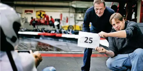  ?? RP-FOTO: STEFAN KÖHLEN ?? Philippe Schunterma­nn (r.) und Michael Schreiner zeigen Dominik Lemmerz im Kart unmissvers­tändlich an, dass die Kartbahn 25 Jahre alt wird.