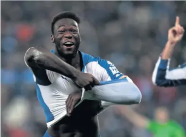  ??  ?? DEBACLE. Caicedo celebra el segundo gol del Espanyol ante el valencia, en 2015.