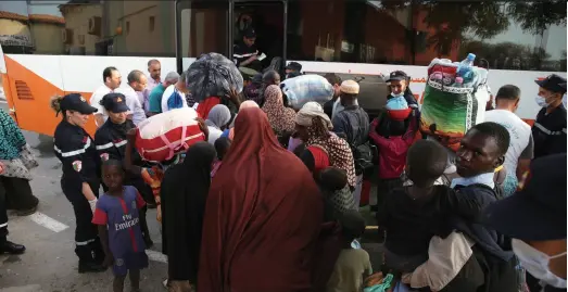  ??  ?? Migrants are put on a bus in Algiers, capital of Algeria, to be sent back home on June 28, 2018