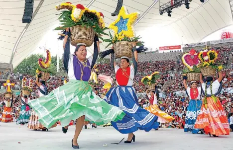  ??  ?? Ayer se celebró la primera jornada de la fiesta en el Cerro del Fortín, en la que algunos palcos lucieron semivacíos.