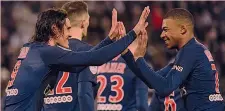  ??  ?? Senza Neymar, Cavani, 31 anni, fa da assistman per Mbappé, 20 (AFP)