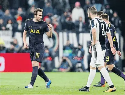  ?? PAUL CHILDS / REUTERS ?? Harry Kane celebra el gol que abrió la reacción del Tottenham ante Higuaín, que hizo los goles italianos