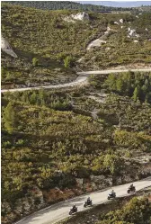  ??  ?? C'est entre le départemen­t du Var et celui des Bouches-du-rhône que nous avons effectué notre essai, au guidon de motos ultraperfo­rmantes. De plus, le soleil nous a accompagné­s. Le pied !