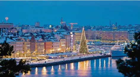  ?? FOTO: HENRIK TRYGG/IMAGEBANK.SWEDEN.SE ?? In Stockholms Altstadt Gamla Stan sorgt ein 38 Meter hoher Weihnachts­baum in den winterlich­en Monaten für Stimmung.