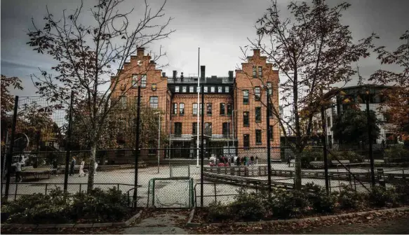  ?? FOTO: STEFAN KÄLLSTIGEN ?? Söderfjärd­sskolan (bilden), Vaxö- samt Rindö skola förlorar lärare.