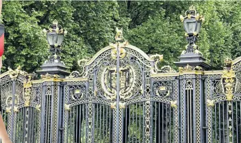  ?? Picture: 123rf.com/quasargal ?? LIKE HOME The gates of Buckingham Palace in London.