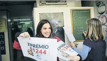  ?? ANA JIMÉNEZ ?? Afortunado­s La propietari­a de la lotería Angelita, situada en la calle Concepció Arenal, que vendió un segundo premio a través de la máquina y que no podía ocultar su alegría por repartir suerte. En la foto, la propietari­a, Izda Ainhoa Albaina,...