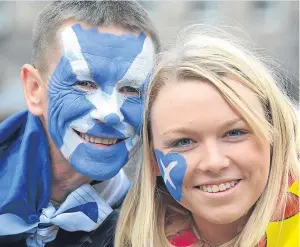  ?? Picture: PA. ?? Nationalis­ts campaign in Edinburgh for a Yes vote.