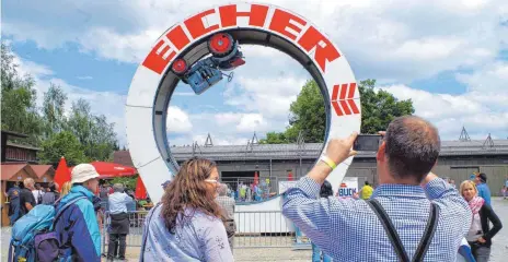  ?? FOTO: ANGELA KÖRNER-ARMBRUSTER ?? Oliver Neubrand aus Emerkingen filmt den Eicher-Traktor auf seiner Runde und nennt ihn den besten Schlepper aller Zeiten.