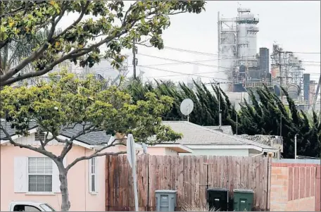  ?? Luis Sinco Los Angeles Times ?? INDUSTRY IS funding pollution research designed to poke holes in mainstream science. Above, homes near the Torrance Refining Co.