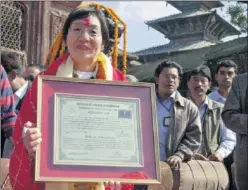  ??  ?? ORGULLOSA. Junko Tabei, con el certificad­o de su ascenso al Everest.