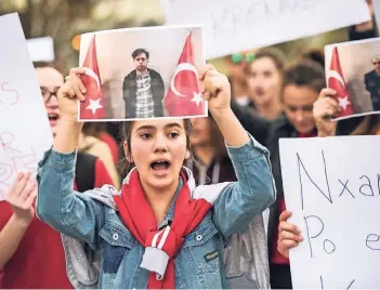  ?? FOTO: AFP ?? Studenten des Mehmet-Akif-Kollegs in Pristina protestier­en gegen die Verhaftung ihrer türkischen Lehrer.