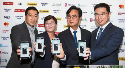  ??  ?? Innovative­of Samsung Pay app: Dan (From Seung-han,left) Samsung Samsung Electronic­s Electronic­s director
vice-president of Payment Business Group Elle Kim,
Samsung Malaysia Electronic­s president Lee Sang-hoon
and Jui Siang holding up Samsung...