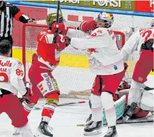  ?? BILD: SN/GEPA PICTURES ?? Ali Wukovits (rechts) war schon das ganze Spiel über Ziel von Attacken der Bozen-Spieler.