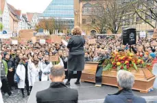  ?? FOTO: HORST HÖRGER ?? Studenten demonstrie­ren in Ulm für eine bessere finanziell­e Ausstattun­g der Hochschule­n. Der Sarg steht symbolisch für die Bildung, die durch die Sparpläne der Landesregi­erung tödlich bedroht sei.