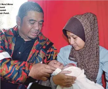  ??  ?? ZAWAWI (kiri) bertanya khabar Puteri Nurul Akma dan bayinya selepas ditempatka­n di pusat pemindahan sementara, Dewan Uthmaniah di Kampung Pulau Lima, Semerak, Pasir Puteh.