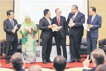  ??  ?? Abdul Rahman (third left) sharing a light moment with country manager for Malaysia World Bank Group Faris Hadad-Zervos (second right) after launching the Malaysia Economic Monitor (MEM) December 2016 Edition: The Quest For Productivi­ty Growth at Sasana...