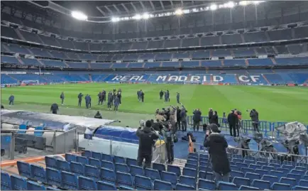  ??  ?? ... AL BERNABÉU. Acto seguido, todo el equipo parisino se desplazó al Bernabéu para ver el estado del césped. Después, pusieron rumbo al hotel, el Eurostars Madrid Tower.