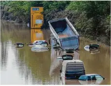  ?? Foto: Klaus W. Schmidt via www.imago-images.de ?? Blick auf die B265 bei Erftstadt, die am Sonntag immer noch unter Wasser stand.