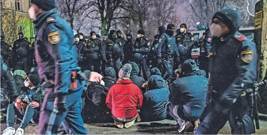  ?? [ APA ] ?? Sitzstreik gegen Abschiebun­gen: An den Protesten in Wien Simmering nahmen in der Nacht auf Donnerstag auch Nationalra­tsabgeordn­ete von SPÖ, Grünen und Neos teil.