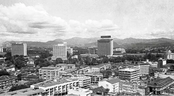  ?? — Photos: Sutra Gallery ?? Peris had clear sight of the Central Mountain range (Banjaran Titiwangsa) from the Revolving Restaurant at Federal Hotel in 1976.