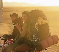  ?? FOTO: FILMFORUM ?? Patrick Allgaier und Gwendolin Weisser auf dem Motorrad auf ihrer Weltreise.