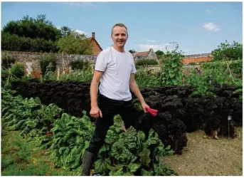  ??  ?? Bottes aux pieds et pelle en main, Le chef Laurent Kleczewski veille à respecter l’esthétique des allées pour préserver le charme du potager de Miromesnil. À quand un menu Maupassant ?