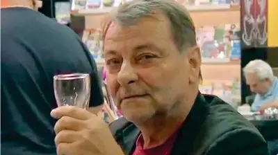  ??  ?? Cesare Battisti, all’aeroporto di Campo Grande, in Brasile, brinda con un bicchiere di birra davanti ai fotografi