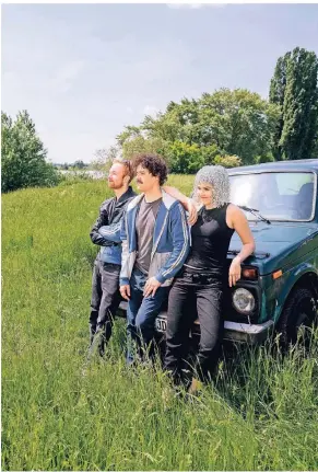  ?? FOTO: STUTTE ?? Theaterfot­ograf Matthias Stutte hat ein Foto-Shooting mit Carolin Schupa, Philipp Sommer und Henning Kallweit (v. r.) auf den Wiesen am Rhein bei Krefeld gemacht. Die drei spielen Isa, Maik und Tschick in „Tschick“. Am 24. Oktober ist Premiere auf der Studiobühn­e im Theater. Vorher lesen die drei in der Kulturküch­e.