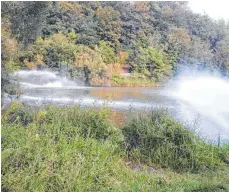  ?? FOTO: PRIVAT ?? Am Gaugersee hat die Feuerwehr das Wasser umgewälzt.