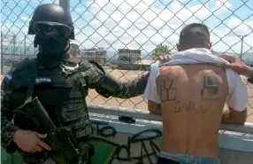  ??  ?? Photo ci-dessus :
Le 19 juin 2016, la police militaire hondurienn­e diffuse la photo du Salvadorie­n Jose Daniel Castro Villegas, alias
« El Gato », considéré comme le chef de la Mara Salvatruch­a (MS-13). Formé à Los Angeles au milieu des années 1980...