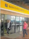  ??  ?? Sucursales. Ayer, la atención en el banco se dio con normalidad.