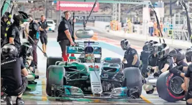  ??  ?? RÉCORD. Lewis Hamilton marcó el mejor tiempo en los libres del Gran Premio de Abu Dhabi.