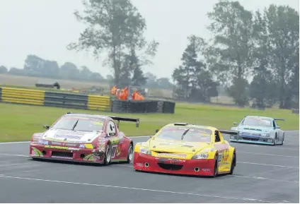  ??  ?? Blackman (l) had close battle with Hunn but didn’t win a race at Croft, although he still wrapped up the title