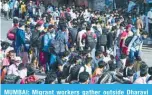  ??  ?? MUMBAI: Migrant workers gather outside Dharavi slums to board a bus during a nationwide lockdown imposed as a preventive measure against the COVID-19 coronaviru­s. —AFP