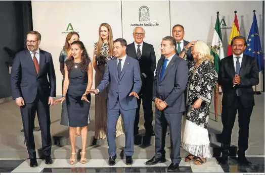  ?? ANTONIO PIZARRO ?? Los delegados del Gobierno andaluz de cada provincia, con Juanma Moreno y Antonio Sanz, en la toma de posesión de ayer en San Telmo.