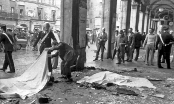  ??  ?? La strage 45 anni faIl 28 maggio 1974 una bomba, nascosta in un cestino dei rifiuti, esplose nella centrale piazza della Loggia, a Brescia, durante una manifestaz­ione contro il terrorismo neofascist­a indetta dai sindacati. L’attentato provocò la morte di 8 persone e il ferimento di altre 102