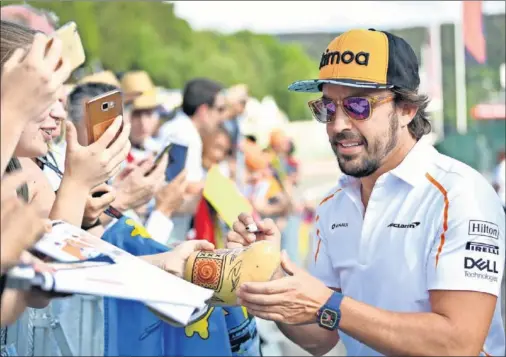  ??  ?? PENDIENTES DEL ESPAÑOL. Alonso firmó muchos autógrafos en la primera jornada del gran premio post-anuncio de su adiós a la F1 en 2019.
