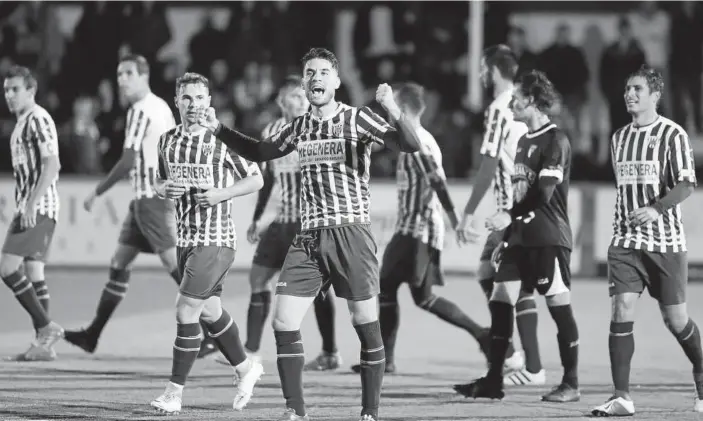  ??  ?? Chema Moreno celebra con rabia el gol del empate, anotado a los seis minutos de adelantars­e el Tudelano.