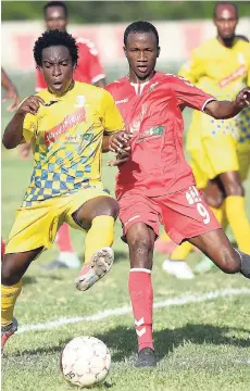  ?? RICARDO MAKYN/MULTIMEDIA PHOTO EDITOR ?? Harbour View’s Johann Weatherly (left) battles UWI FC’s Rochane Smith for possession during yesterday’s Red Stripe Premier League encounter at the UWI Bowl. The game ended in a 2-2 draw.