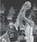  ?? KELVIN KUO/USA TODAY SPORTS ?? Southern California forward Evan Mobley, right, shoots while Arizona State forward Chris Osten defends Wednesday in Los Angeles.